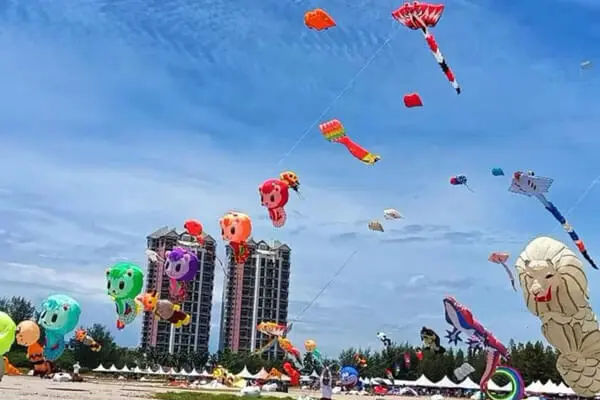 Flying Kites (Fang Fengzheng)