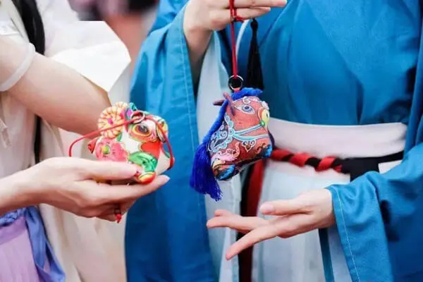 Wearing Scented Sachets (Xiangbao)